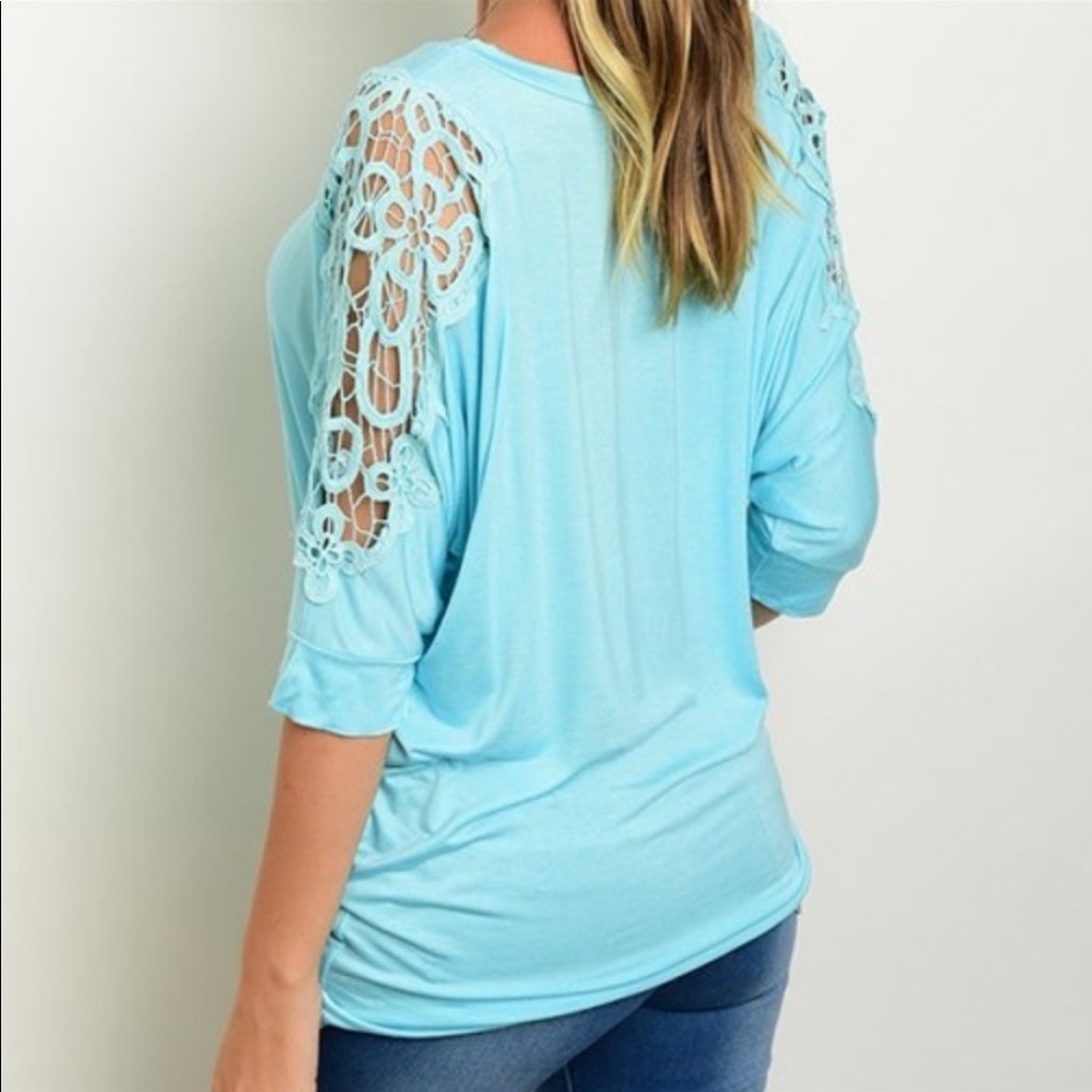 NWT BOUTIQUE LESHOP TURQUOISE TOP WITH LACE SLEEVES